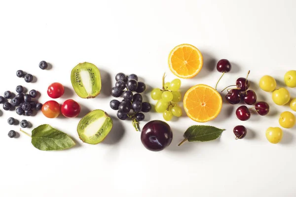 Frutas Mixtas Sobre Fondo Blanco — Foto de Stock