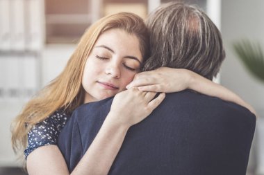Genç kızın babası hugs