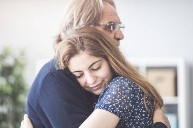 Genç kızın babası hugs