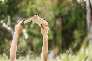Bir kitap okumaya kadar yükselterek eller