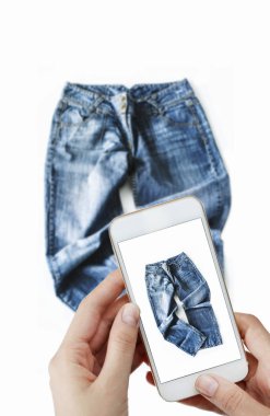 Mavi jeanswoman kot bir fotoğraf çekici bir fotoğraf çekici kadın