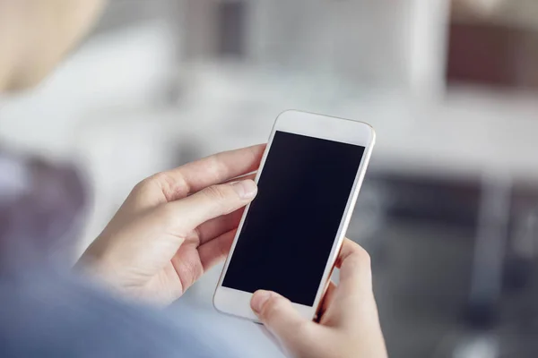 Manos Femeninas Sosteniendo Teléfono Móvil — Foto de Stock