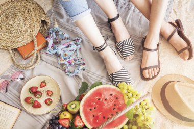 Plaj havlusu üzerinde oturan kızlar