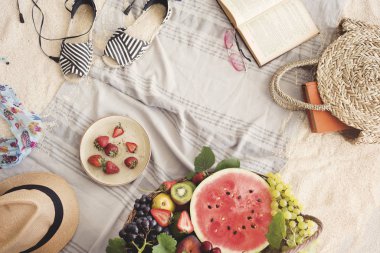 Plaj havlusu kumlu zemin üzerinde