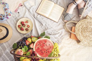 Plaj havlusu üzerinde oturan kız