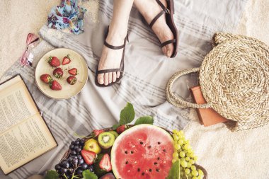 Plaj havlusu üzerinde oturan kız