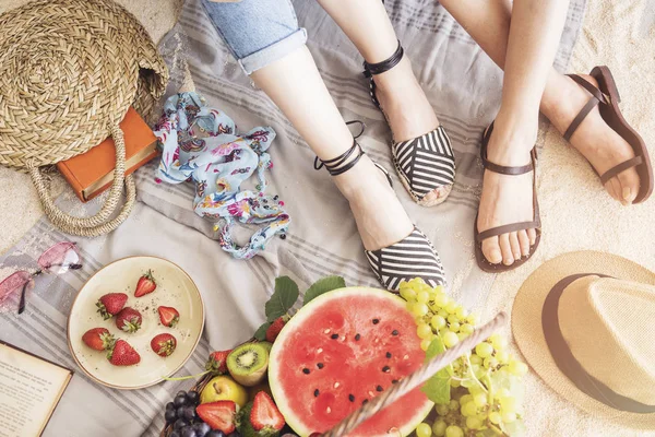 Plaj havlusu üzerinde oturan kızlar