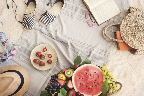 Plaj havlusu kumlu zemin üzerinde