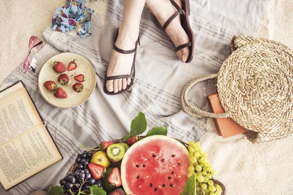 Plaj havlusu üzerinde oturan kız