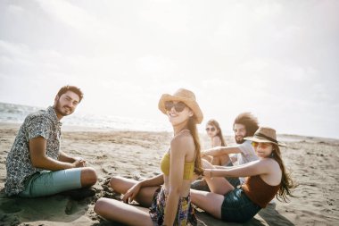 Plaj yaz tatil deniz insanlar kavramı