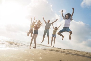 Plaj yaz tatil deniz insanlar kavramı