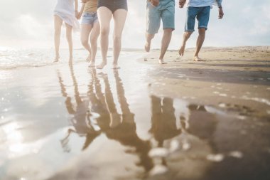 Plaj yaz tatil deniz insanlar kavramı