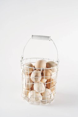 Hasır sepet içinde taze çiğ yumurta