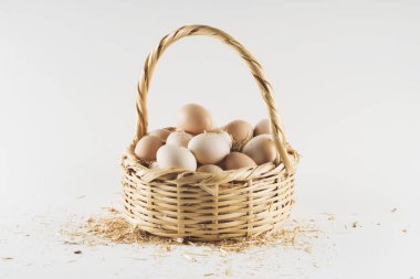 Hasır sepet içinde taze çiğ yumurta