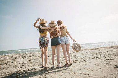 Plaj yaz tatil deniz insanlar kavramı