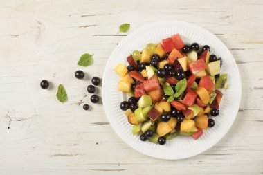 Karışık yaz meyve salatası üstten görünüm