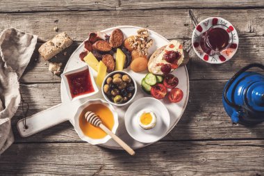 Kesme tahtası üzerinde lezzetli breakfast