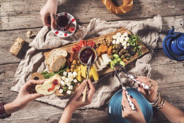 Kesme tahtası üzerinde lezzetli breakfast