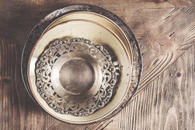 Ahşap arka plan üzerinde Vintage Antik Gümüş