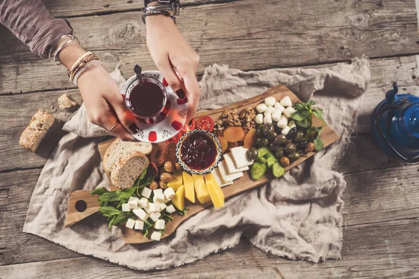 Delicioso Desayuno Con Tabla Cortar — Foto de Stock