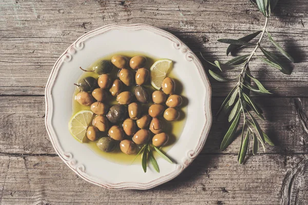 Lahodné Zdravé Zelené Olivy Talíři — Stock fotografie