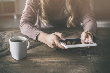 genç kadın dijital tablet kullanma 