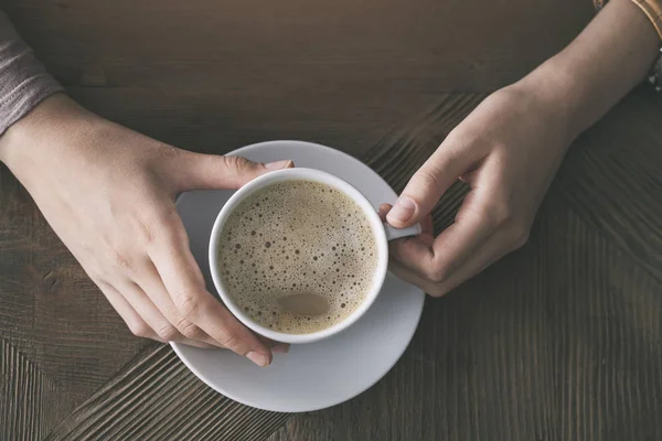 Bir Fincan Kahve Elinde — Stok fotoğraf