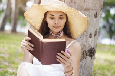 Park'ta bir kitap okuma