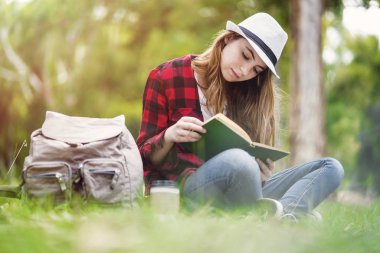 Park'ta bir kitap okuma