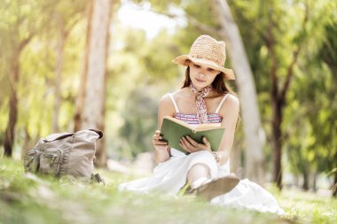 Park'ta bir kitap okuma