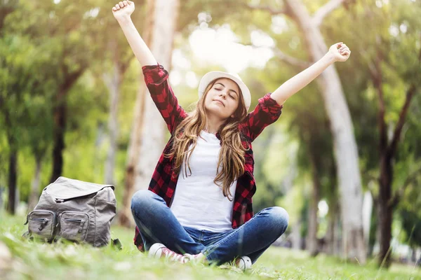 Brazos Mujer Levantados Disfrutando Del Aire Fresco Parque Verde — Foto de Stock