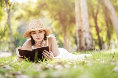 Park'ta bir kitap okuma