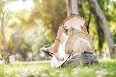 Park'ta bir kitap okuma