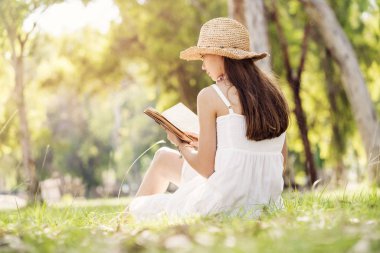 Park'ta bir kitap okuma