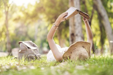 Park'ta bir kitap okuma