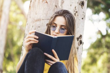Park'ta bir kitap okuma