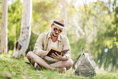 Park'ta bir kitap okuma