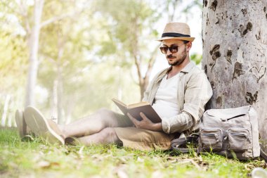 Park'ta bir kitap okuma