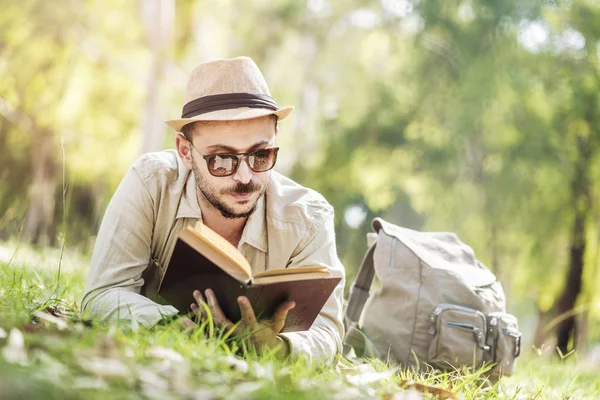 Park'ta bir kitap okuma