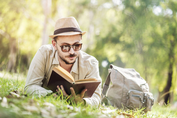 Чтение книги в парке
