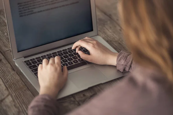 Young Woman Using Laptop Computer — Stock Photo, Image