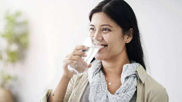 Ung Asiatisk Kvinna Dricksvatten — Stockfoto