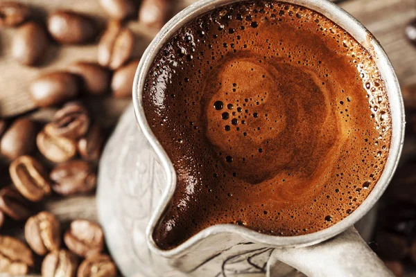 咖啡壶和咖啡豆的木质背景 — 图库照片