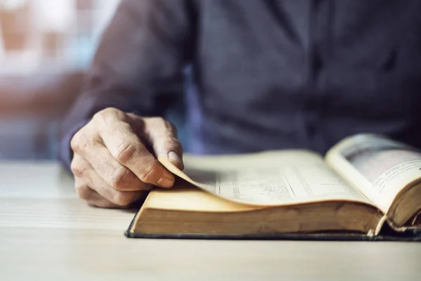 Hombre Leyendo Libro Cerca Vista — Foto de Stock