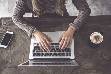 Dizüstü bilgisayar kullanan eller