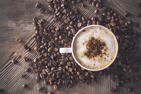 Uma Xícara Café Com Grãos Fundo Madeira — Fotografia de Stock