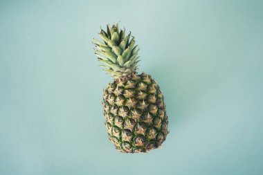 Tek tüm ananas üstten görünüm