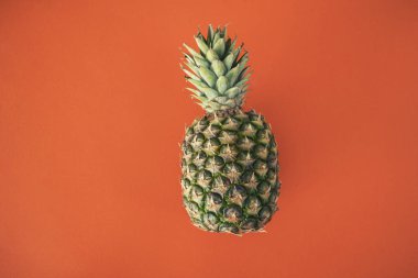Tek tüm ananas üstten görünüm