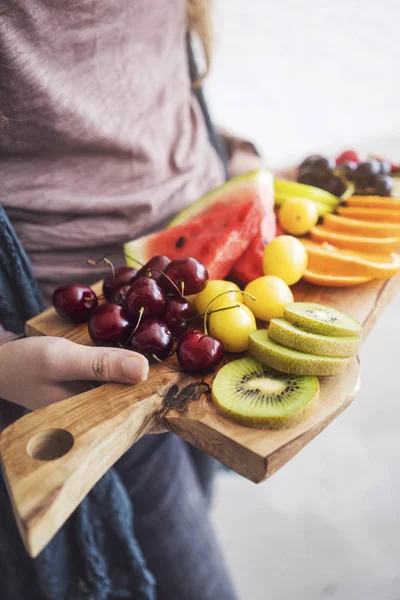 Mains Féminines Tenant Des Fruits Variés — Photo