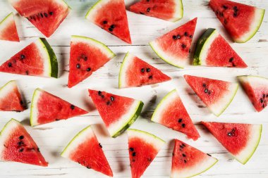 Beyaz arkaplanda karpuz dilimleri